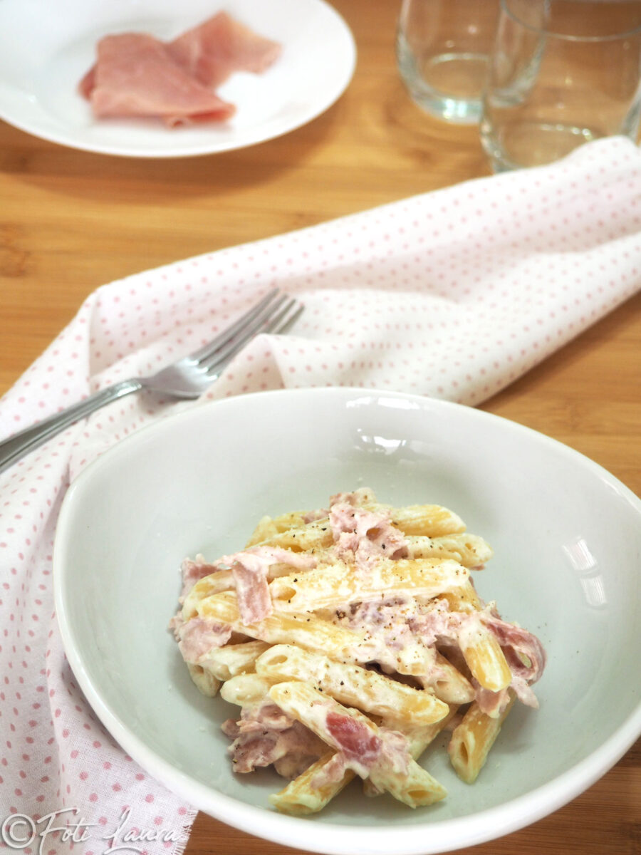 Pasta panna e prosciutto in un piatto bianco