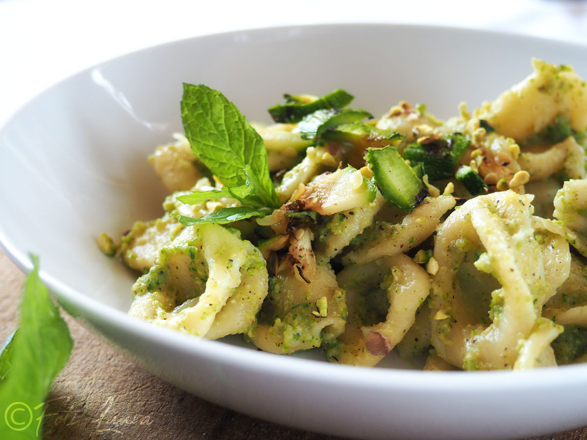 Orecchiette con pesto di zucchine e pistacchi