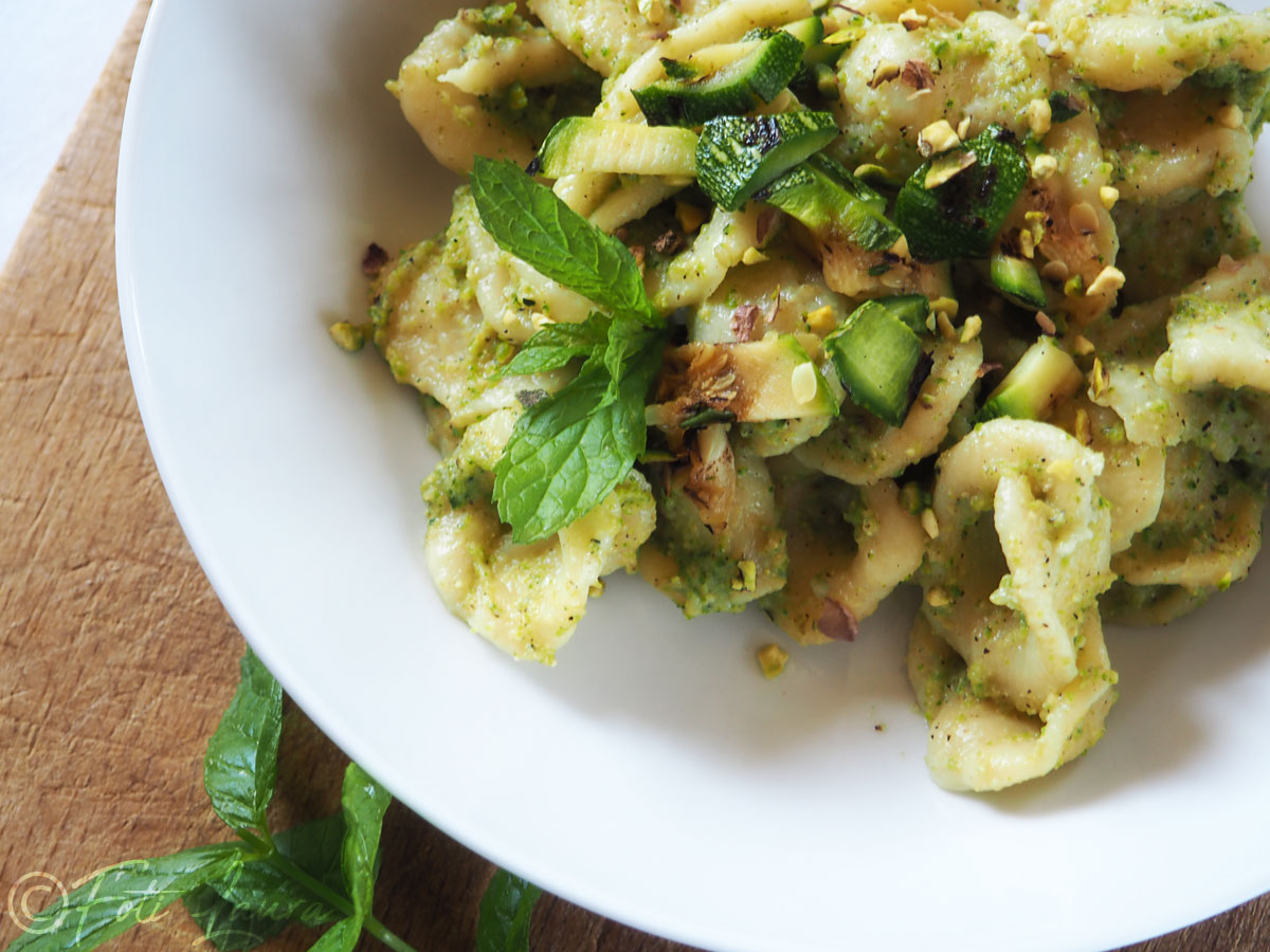 Orecchiette con pesto di zucchine e pistacchi