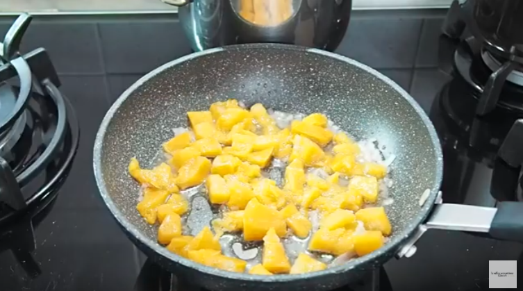 Cuocere la zucca nella padella