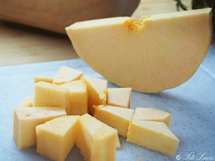 Pezzi di zucca sul tagliere pronti per essere congelati