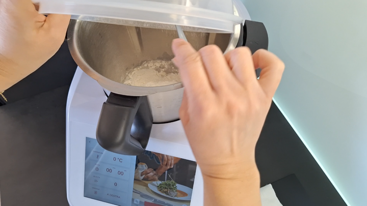 Farina dentro il boccale del Monsieur Cousine Smart
