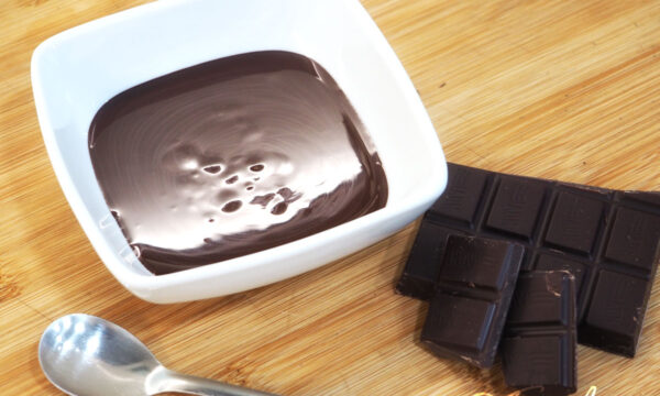Come sciogliere il cioccolato al microonde in pochi minuti: il metodo perfetto per un risultato liscio e omogeneo
