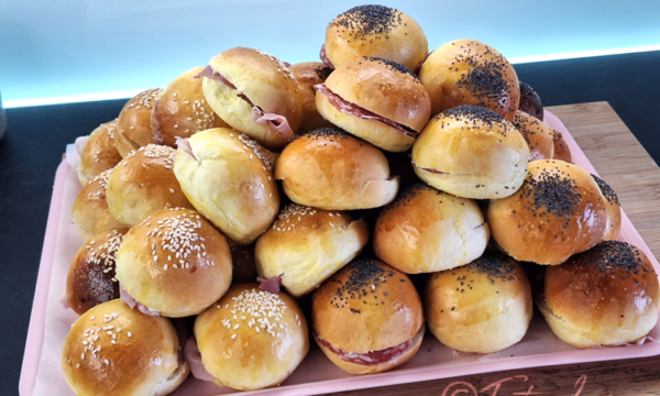Panini al Latte Soffici per Buffet: Ricetta Facile con Tempi di Lievitazione Perfetti