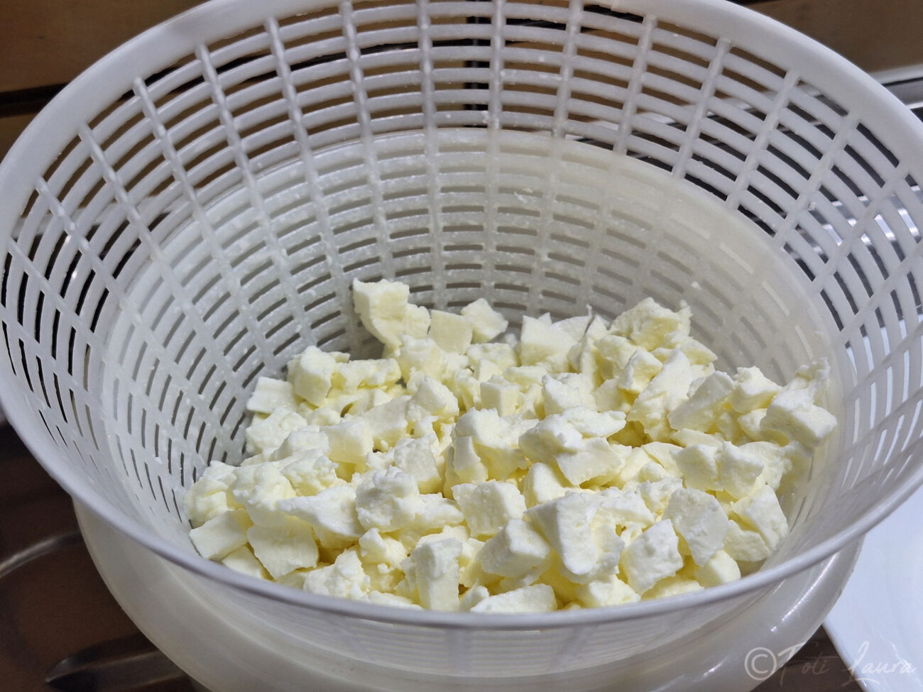 Mozzarella tagliata a cubetti e messa in un colino