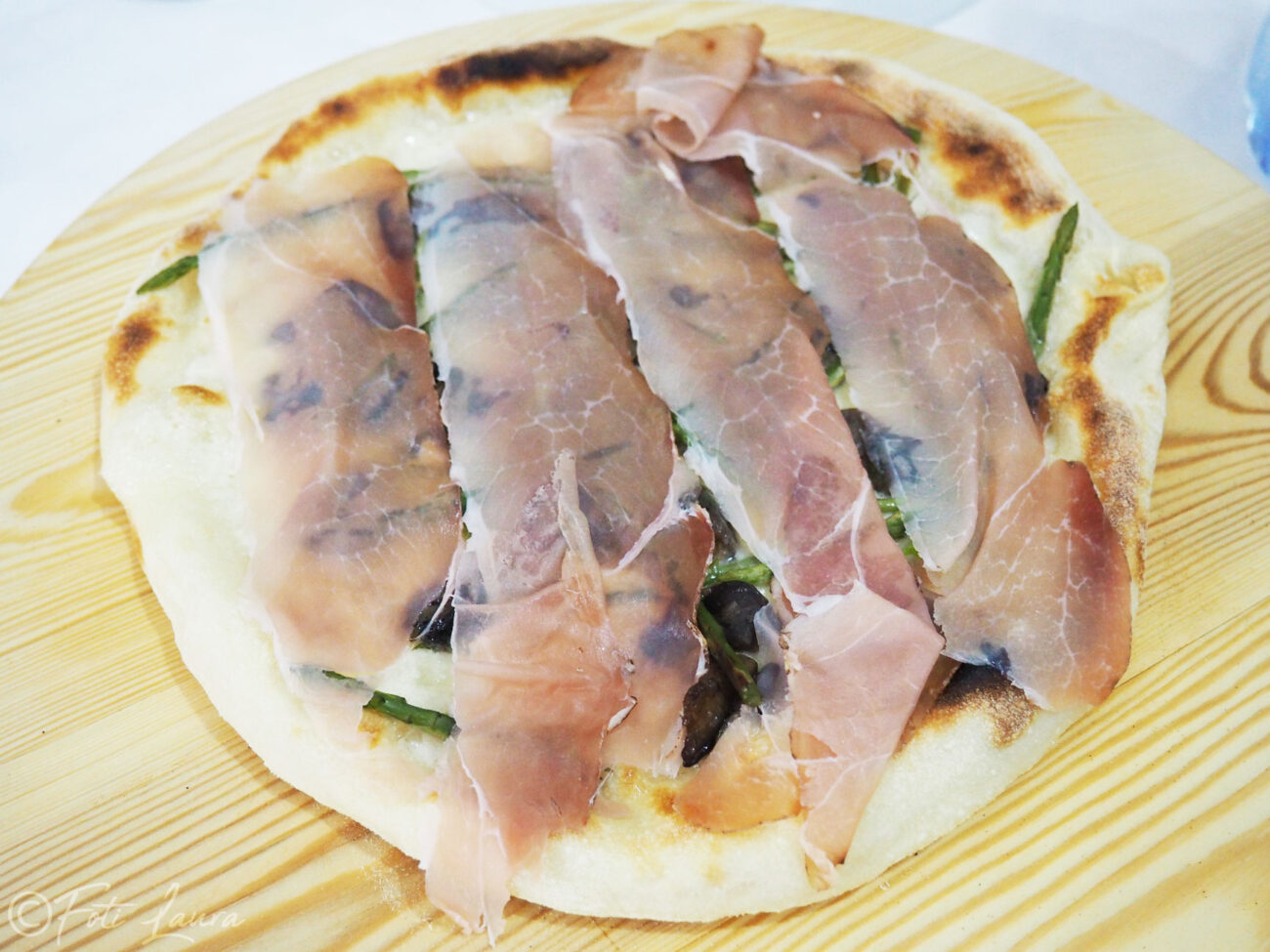 Pizza con mozzarella asparagi e prosciutto crudo