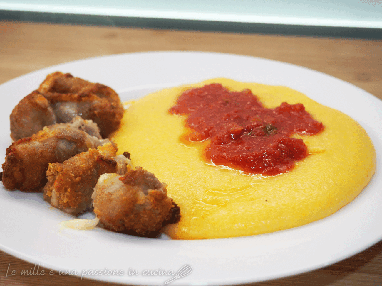 Polenta con sugo e involtini di pancetta