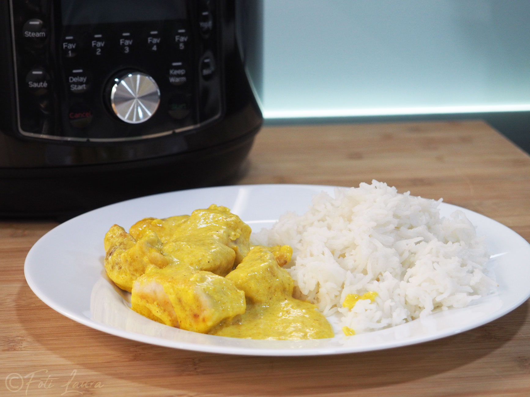 Riso basmati con pollo al curry e dietro l'instant Pot