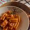Pasta ai cinque buchi con pomodorini e salsiccia