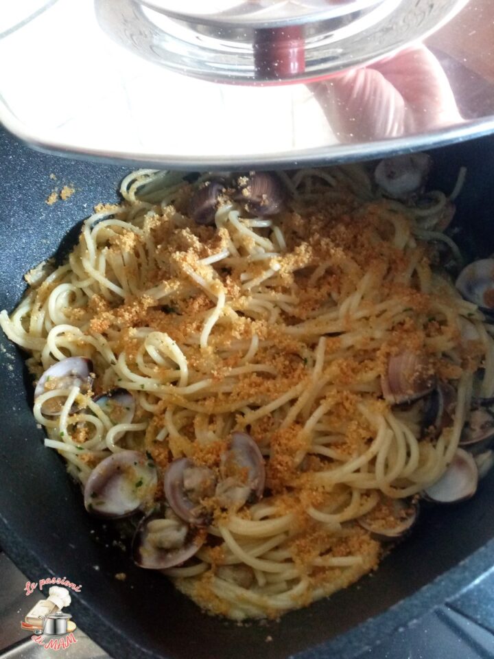 Spaghetti con le vongole e mollica croccante con magic cooker