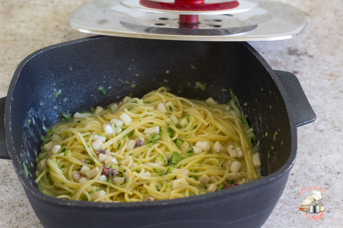 Pasta zucchiana e calamari con Magic cooker