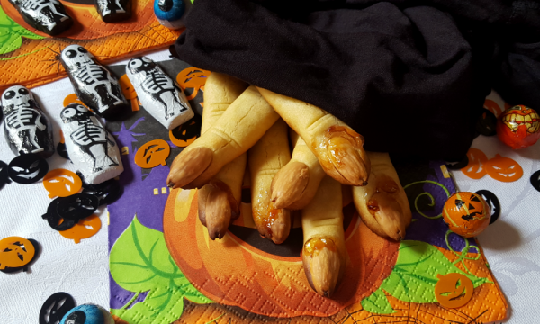 Biscotti dita di strega ricetta halloween