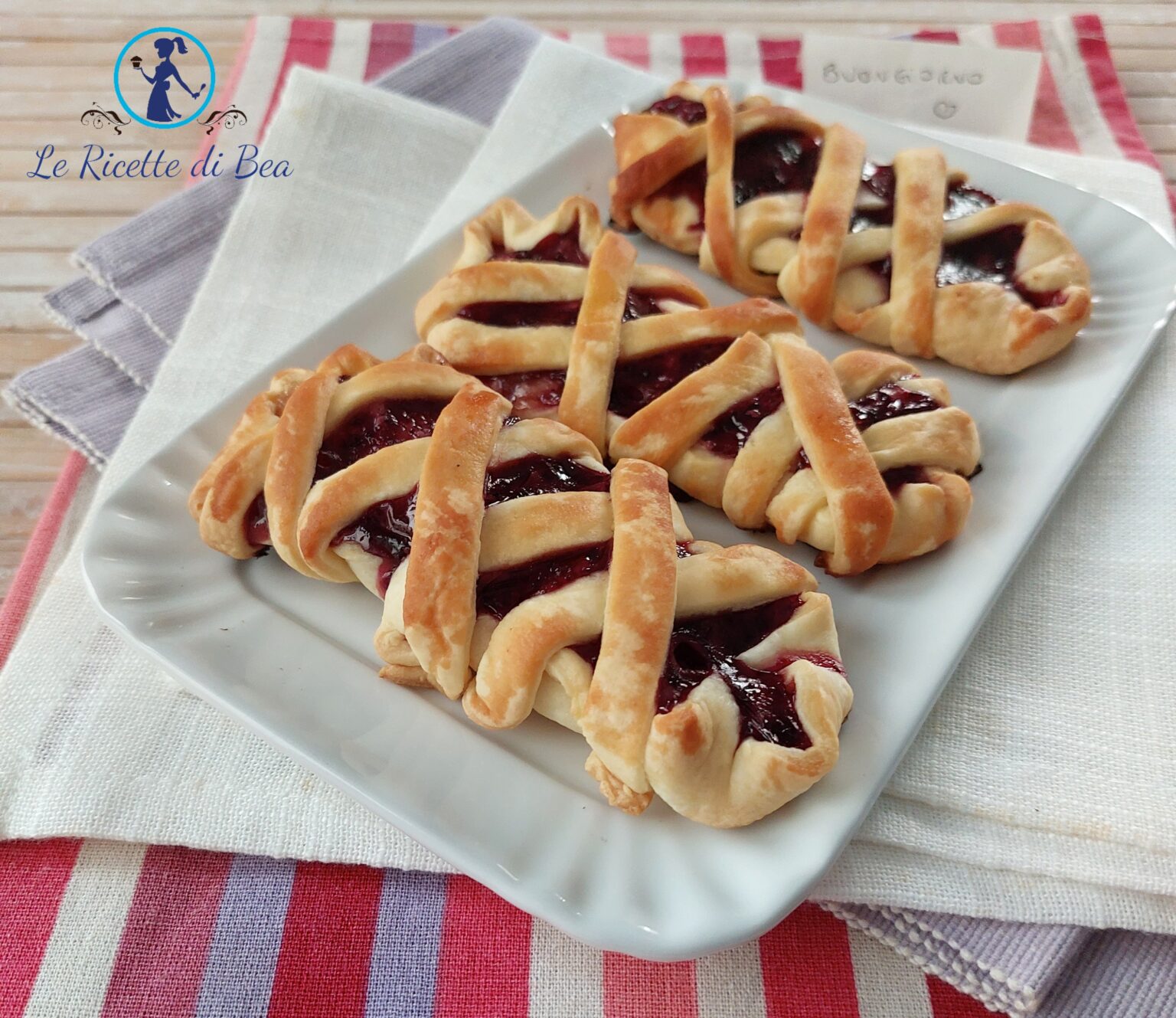 triangoli di pasta sfoglia con marmellata