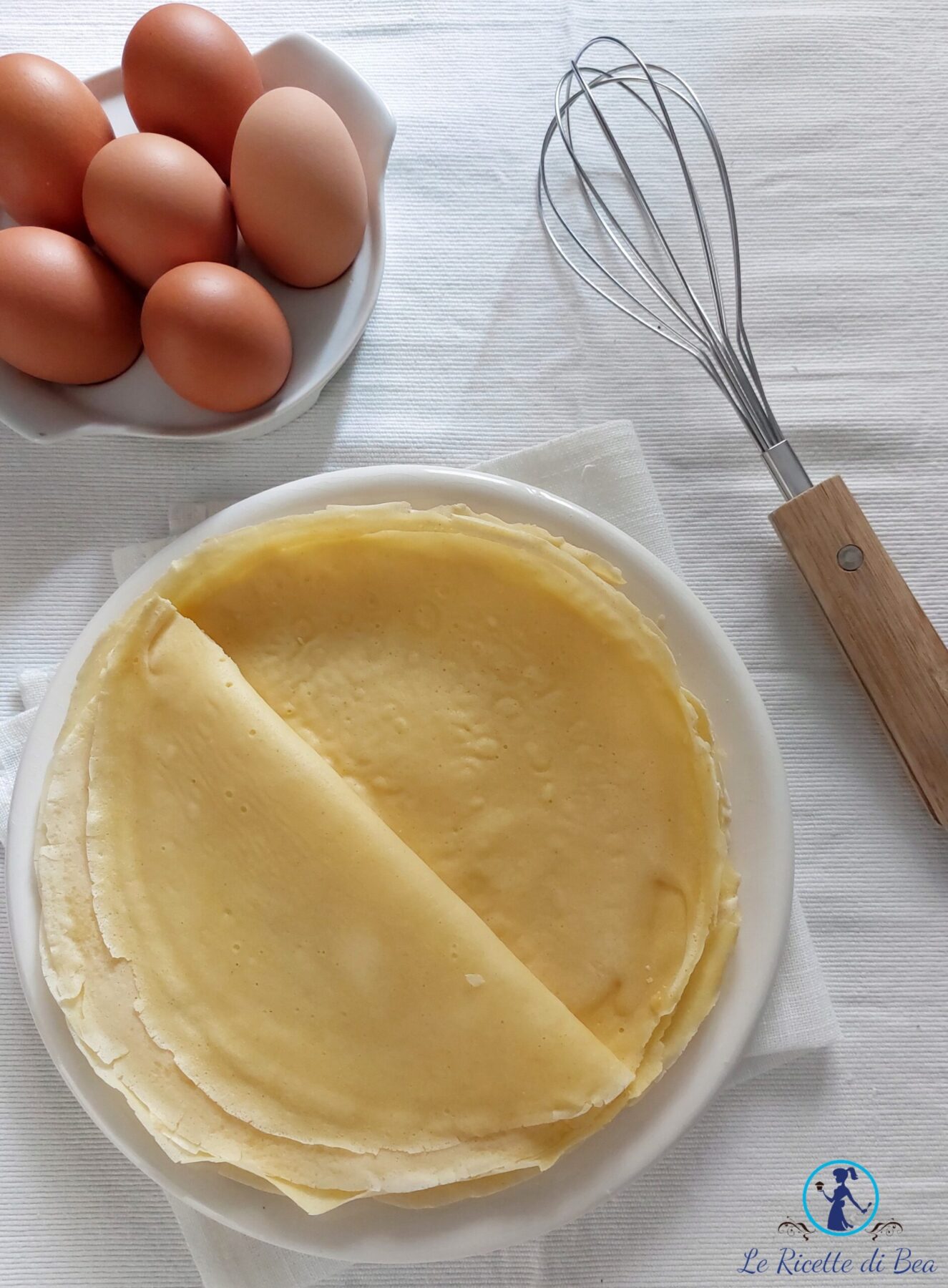 padella con pancake e cucina a base di crepe su fornello in cucina