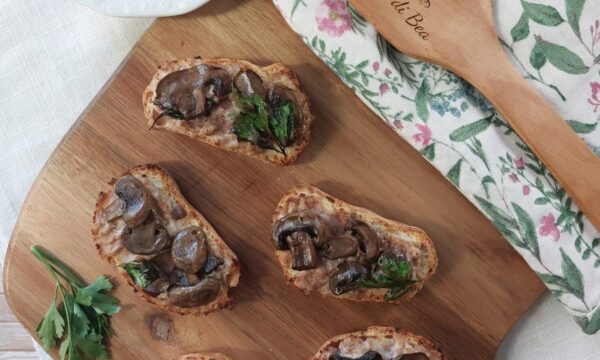Crostini con salsiccia, ricotta e funghi