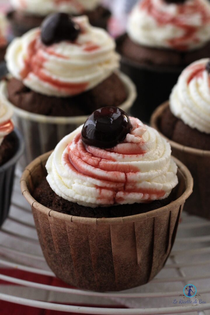 dolce con gocce di cioccolato e amarena