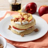 pancake con yogurt greco e pesche