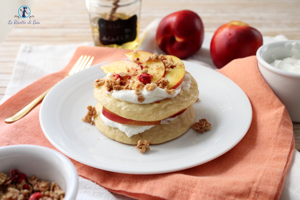 pancake con yogurt greco e pesche