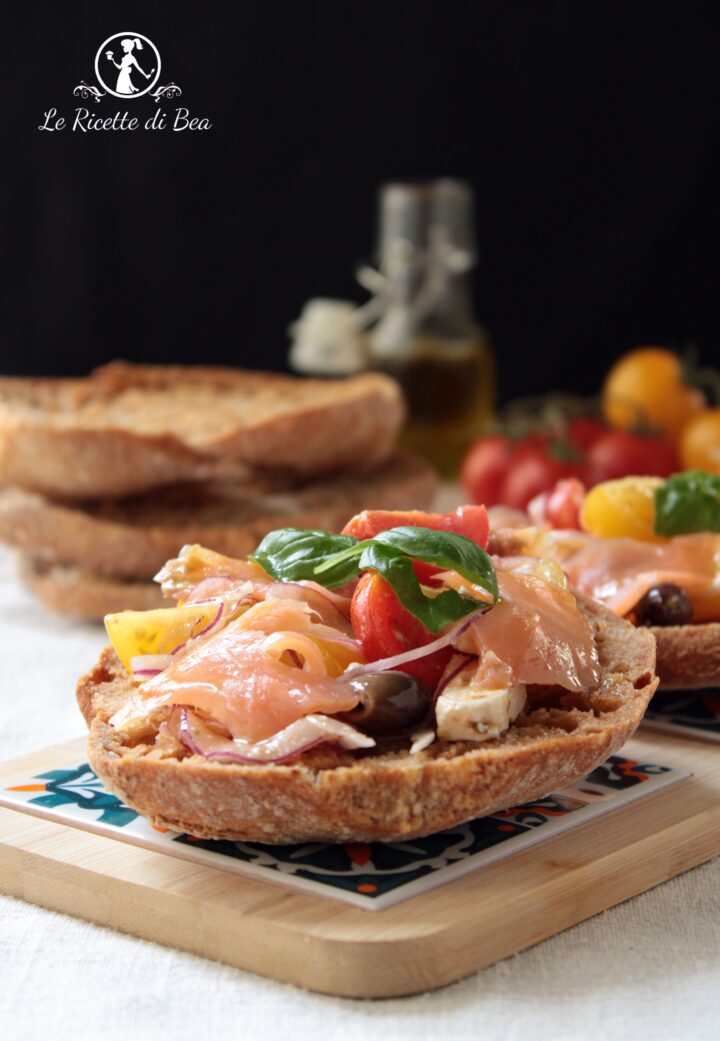 condire le friselle pugliesi