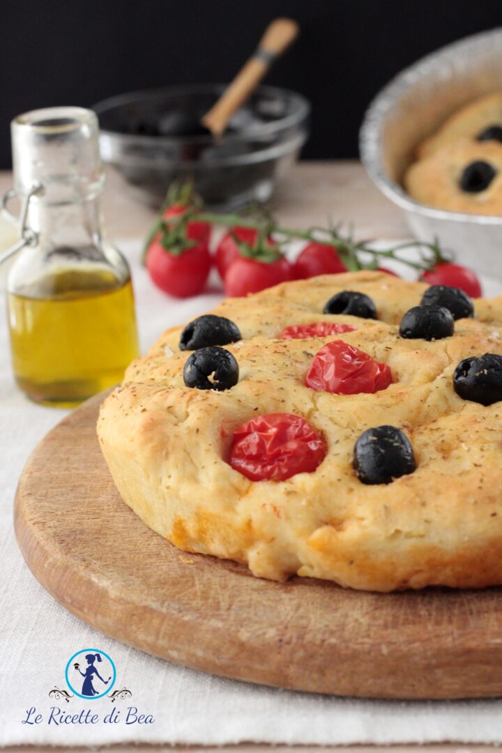ricetta pugliese per preparare la focaccia con olive e pomodorini