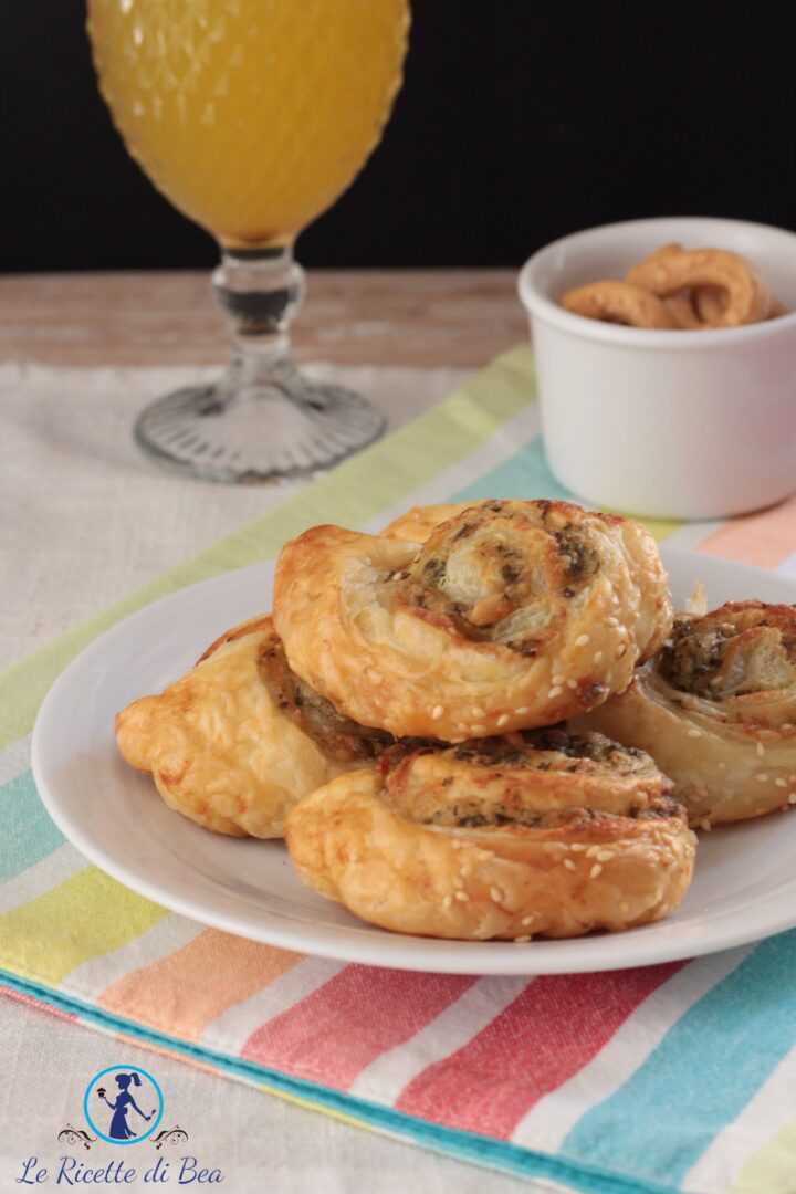 girelle di pasta sfoglia con crema al pesto di basilico aperitivo in casa ricetta facile e veloce