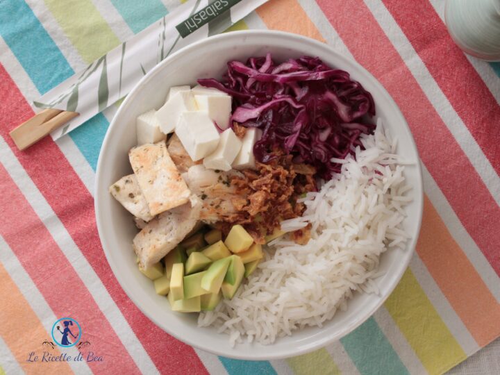 insalata con pollo, avocado e cavolo cappuccio