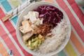 Bowl con pollo, cavolo cappuccio, primosale e avocado ricetta