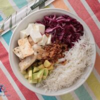 insalata con pollo, avocado e riso basmati