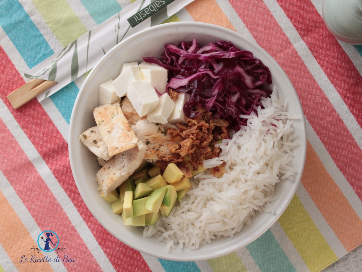 insalata con pollo, avocado e riso basmati