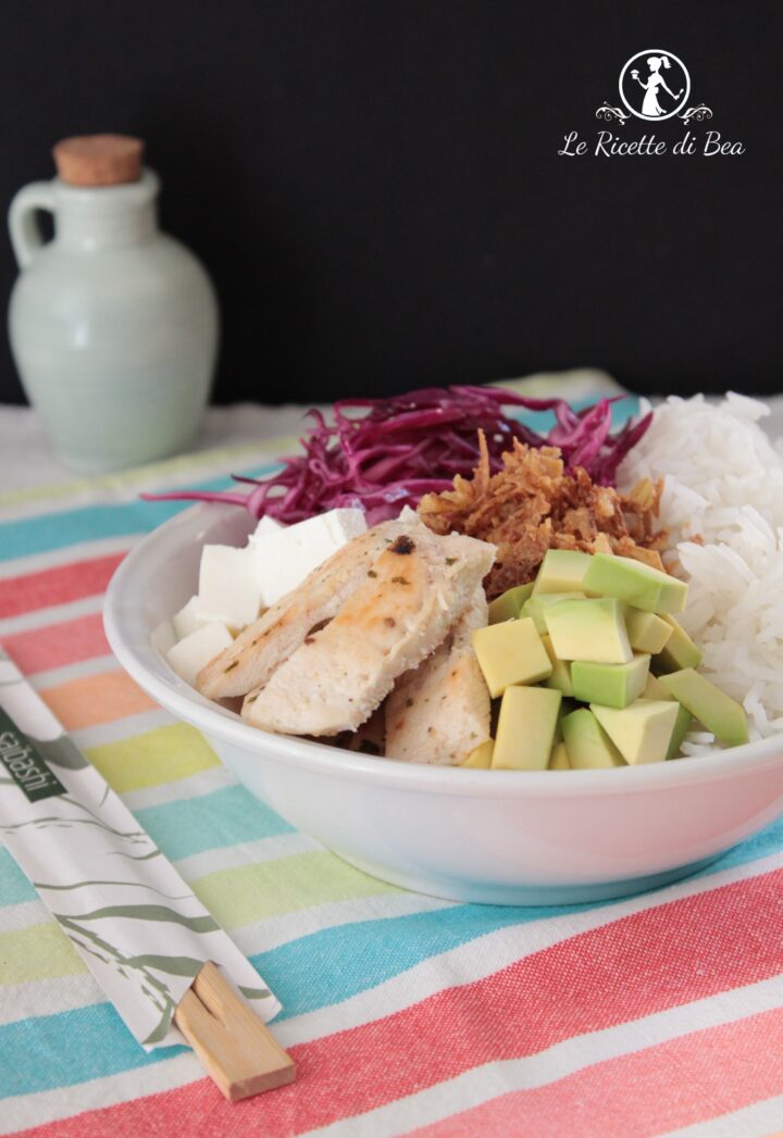 bowl con pollo, cavolo e avocado