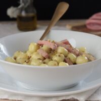 gnocchi con pesto di pistacchio e mortadella