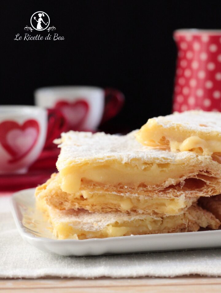 dolce con pasta sfoglia e crema alla vaniglia