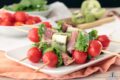 Spiedini con kiwi e prosciutto: sfizioso aperitivo senza cottura