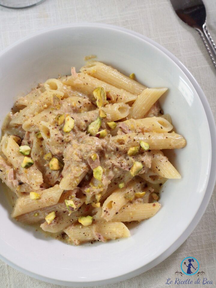 pasta con il pesto di pistacchi e filetti di tonno