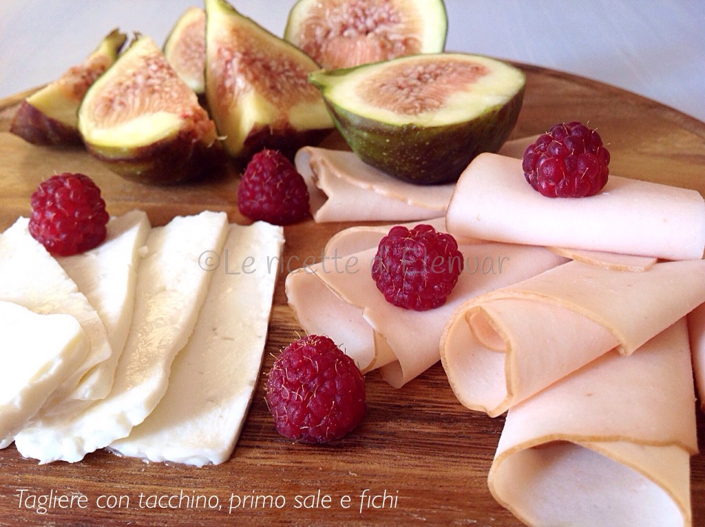 Tagliere con tacchino, primo sale e fichi