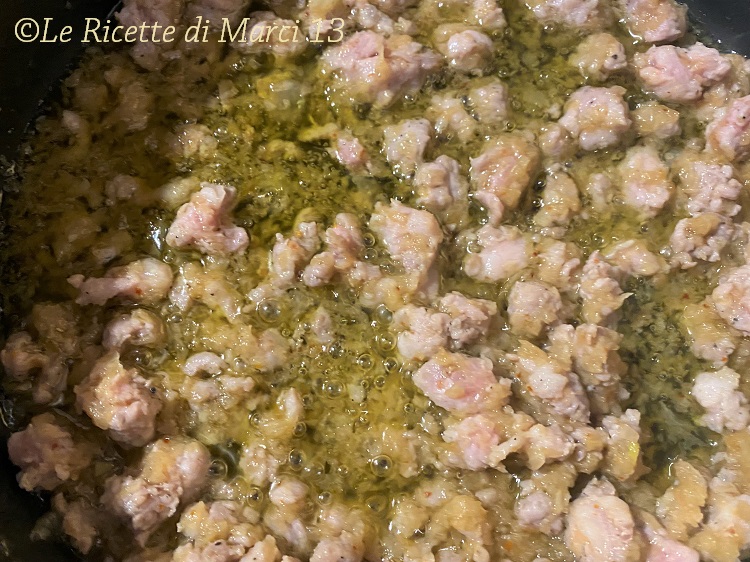 Mezzanelli cremosi ceci e salsiccia. Ricetta napoletana di famiglia