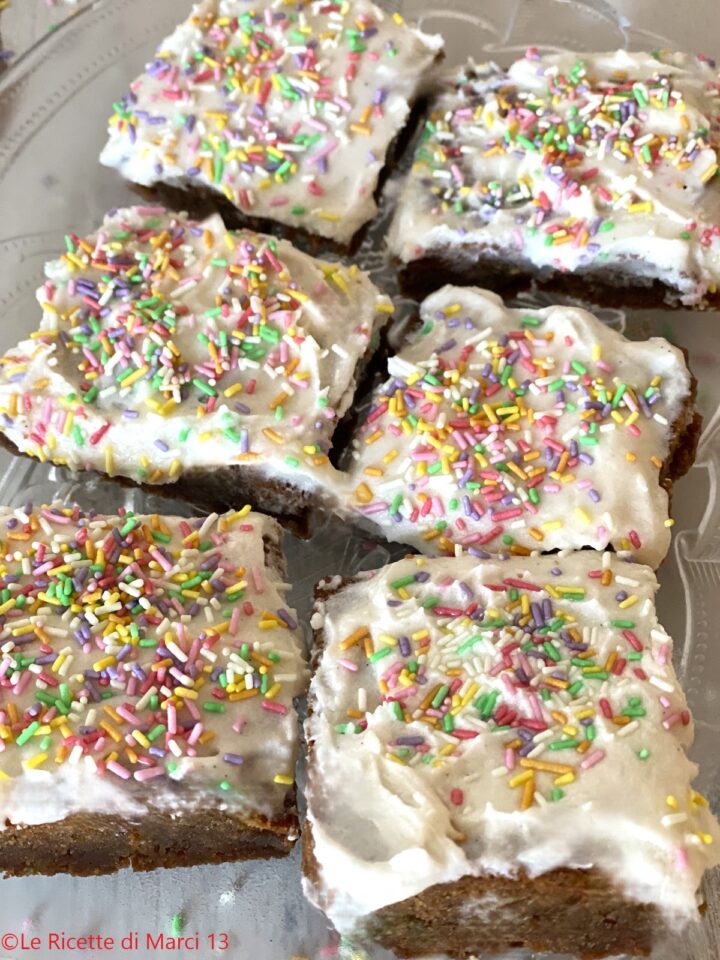 Dolcetti glassati di Carnevale (frosted funfetti blondies)