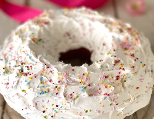Ciambellone di Pasqua facile: ciaramicola umbra con alchermes e glassa meringata. Ricetta facile e veloce