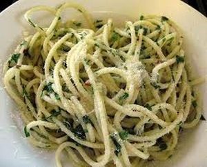 Spaghetti con cicoria e paté di olive