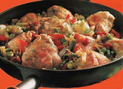 Pollo in padella con verdure e pancetta