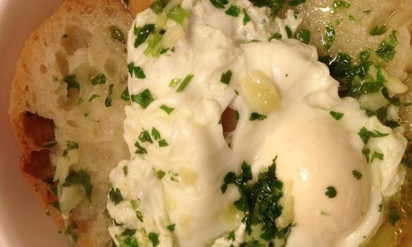 Zuppa di uova con pane casereccio