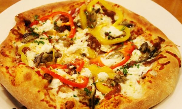Pizza mediterranea ai peperoni