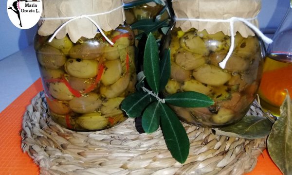 Olive verdi  in salamoia  schiacciate e condite sott’olio.