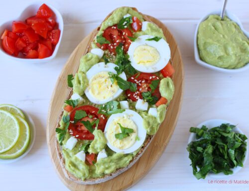 BRUSCHETTA CON GUACAMOLE E UOVA