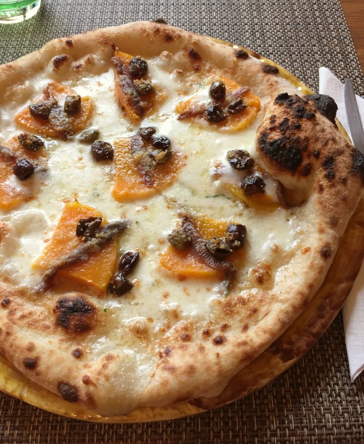 Pizza zucca, acciughe e olive taggiasche