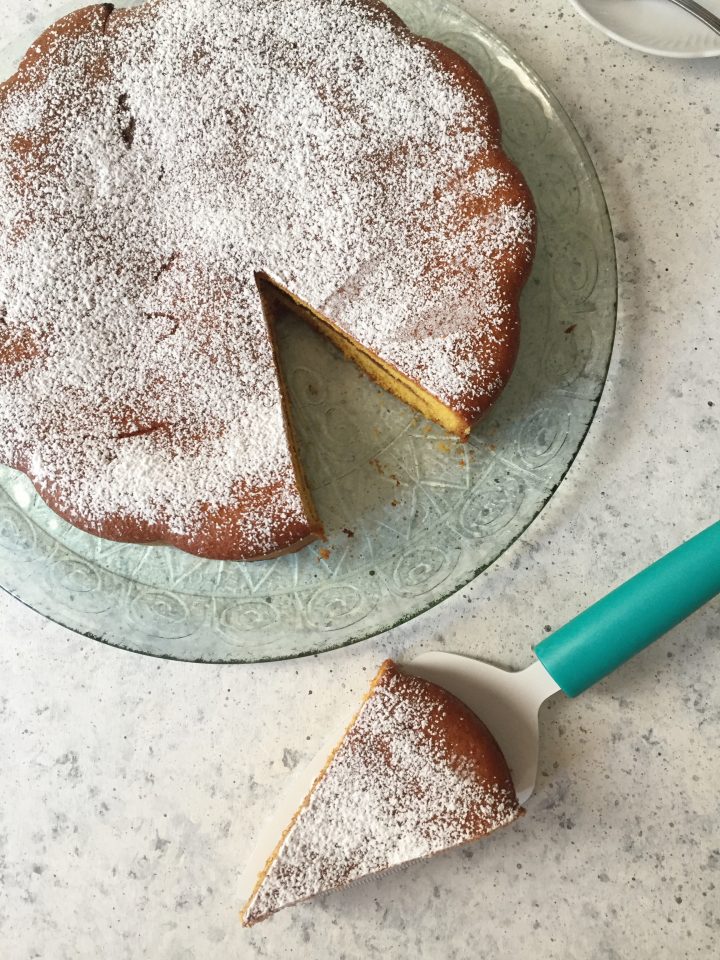 Torta versata con confettura di fragole