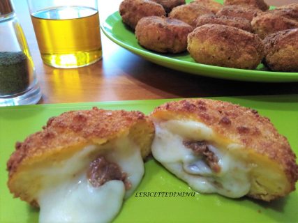 Crocchette di patate con acciughe e formaggio