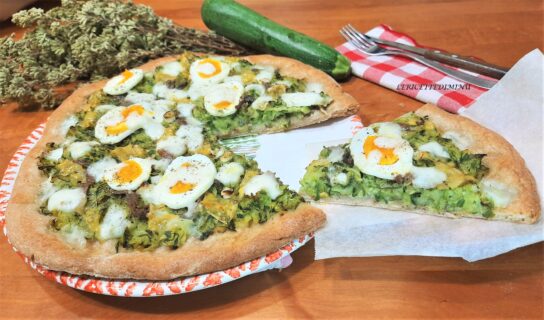 Pizza zucchine cipolle e acciughe