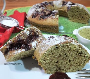 Ciambella al tè matcha con marmellata ai frutti di bosco
