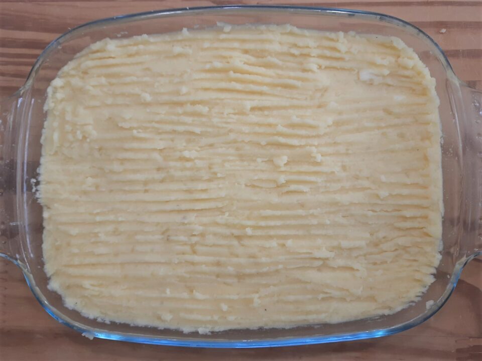 Gattó di patate con uova formaggio e prosciutto